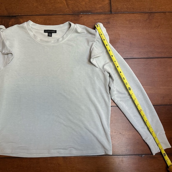 Saks Fifth Avenue Women’s Sweater. Long sleeves. MEDIUM. - Picture 4 of 8